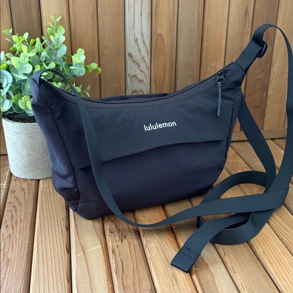 Lululemon Everywhere Belt Bag Black Crossbody Waist Pack 1L - Picture 2 of 12